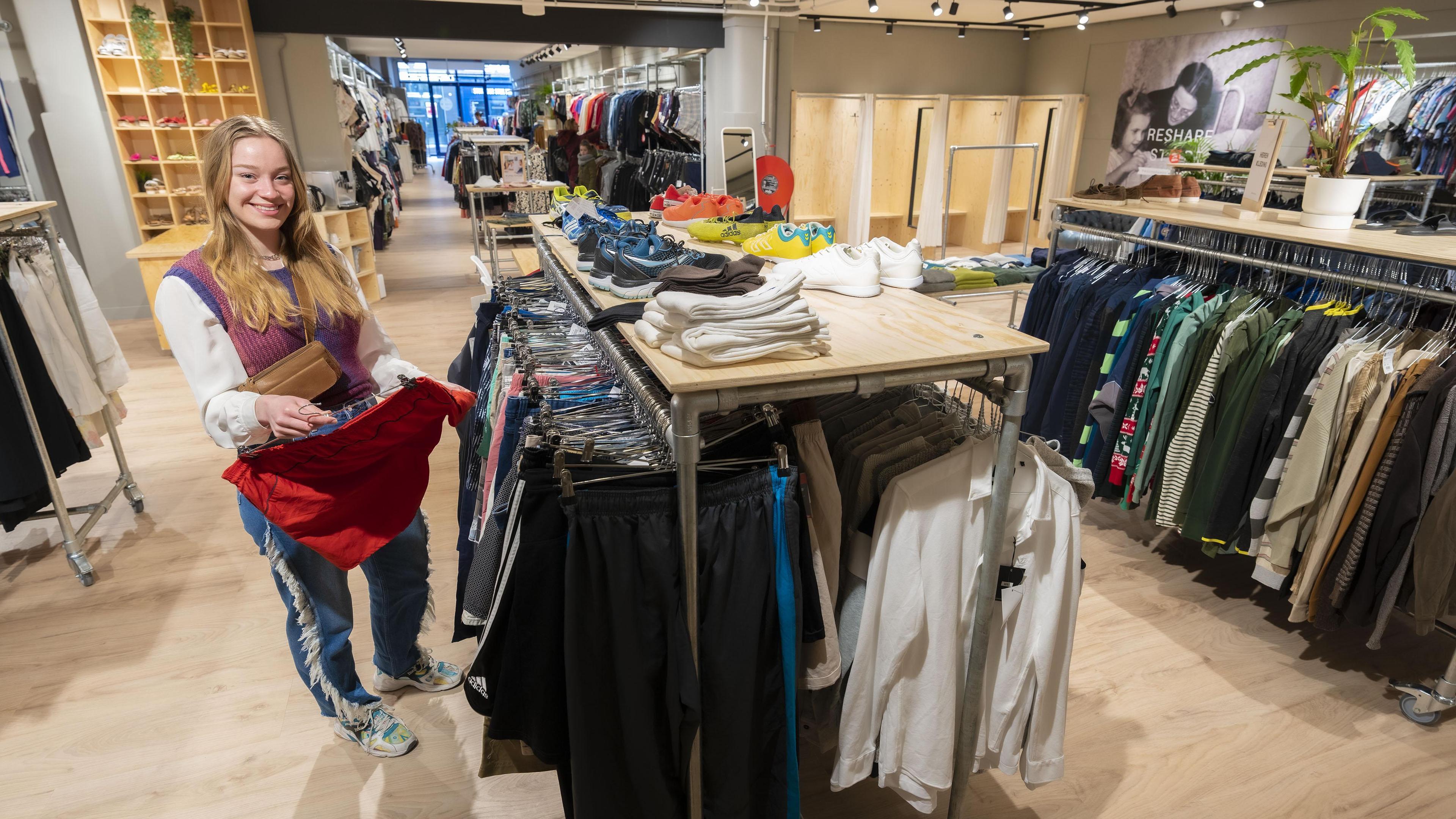 ReShare store opent de deuren in Leiden Tweedehands kleding is niet muf en stoffig Leidsch Dagblad